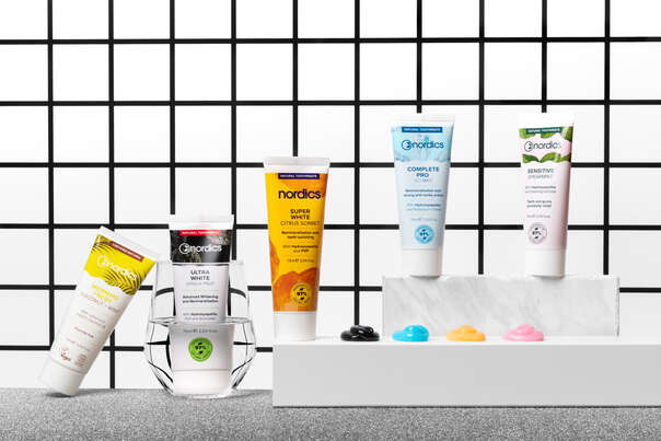 Sie sehen eine Packung Repair Zahnpasta Aktivkohle Ultra White Jungle Fruit Nordics, Produktbild: 02 Repair Zahnpasta Aktivkohle Ultra White Jungle Fruit Nordics, A-Nr.: 6009858 - 02