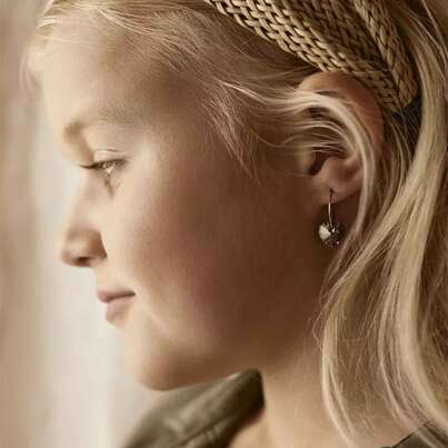 Sie sehen eine Packung Blomdahl Ohrringe Herz black, Produktbild: 02 Blomdahl Ohrringe Herz black, A-Nr.: 6019940 - 02