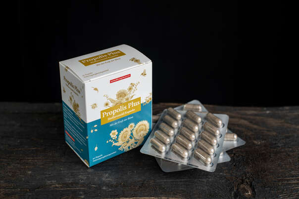 Sie sehen eine Packung Propolis Plus Kapseln Ökopan 60 Stück, Produktbild: 02 Propolis Plus Kapseln Ökopan 60 Stück, A-Nr.: 3049142 - 02